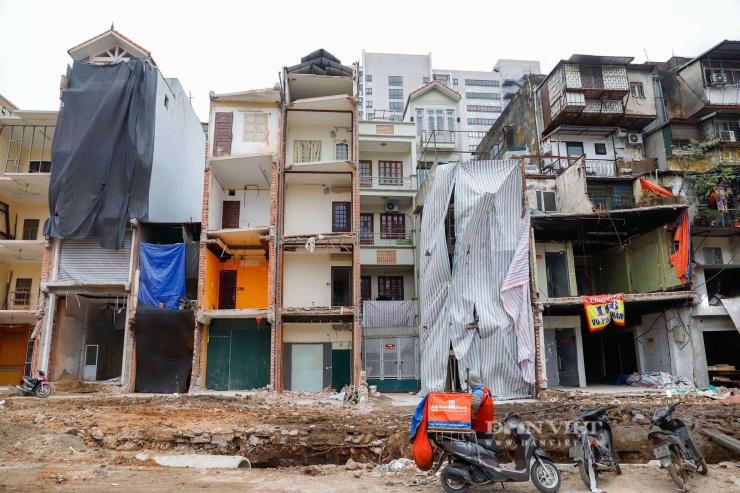 Ông Nguyễn Văn Tuấn (một người dân tại khu vực phường Láng) không giấu được sự phấn khởi: "Trước đây nhà tôi nằm trong ngách, muốn bán cũng chỉ được giá khoảng hơn 80 triệu/m2 mà ít người hỏi. Giờ đường mở ra, nhà mình thành mặt tiền, giá thị trường đang kháo nhau lên tới 400-500 triệu/m2, thậm chí còn hơn".