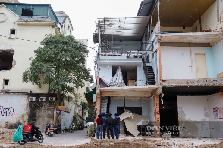 Ngay khi mặt bằng phía trước được san ủi, một công trường xây dựng nhộn nhịp khác cũng diễn ra song song: cuộc đua cải tạo của những hộ dân may mắn.