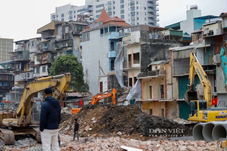 Trong không khí bụi bặm của công trường giải phóng mặt bằng, bà Nga, chủ một cửa hàng kinh doanh đồ gỗ lâu năm trên đường Đê La Thành, không giấu nổi vẻ thẫn thờ khi nhìn sang dãy nhà đối diện. Bà kể lại câu chuyện đầy tiếc nuối cách đây 5 năm. Năm 2020, bà có ý định tìm mua một căn nhà cho cô con gái. Tuy nhiên, chồng bà e ngại nhà trong ngõ sâu, đi lại bất tiện và không nghĩ đến viễn cảnh quy hoạch sẽ triển khai nhanh đến vậy.