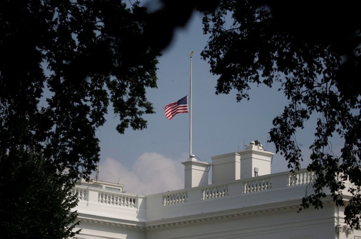 Nhà Trắng khẳng định Mỹ không liên quan đến các vụ nổ súng tại Venezuela - 1