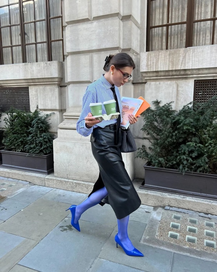 Theo Vogue, trang phục màu sắc ấn tượng gồm xanh lá non, xanh dương, đỏ cà chua, hồng fuchsia là xu hướng hot của thời trang công sở. Các nhà thiết kế cho rằng màu nổi đem lại cảm giác vui vẻ, hứng thú cho môi trường làm việc đang có nhiều sức ép hiện nay.