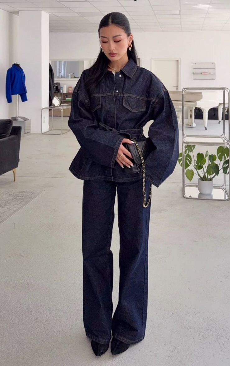 Từ ba năm nay, trang phục denim không còn là thiết kế dành riêng cho phong cách dạo phố. Chúng trở thành một phần không thể thiếu trong môi trường văn phòng hiện đại. Thay vì đường cắt phóng khoáng, các thiết kế denim công sở hướng đến phom dáng thanh lịch, dễ sử dụng, phù hợp với mọi dáng người, chất liệu được xử lý mỏng và mềm hơn.