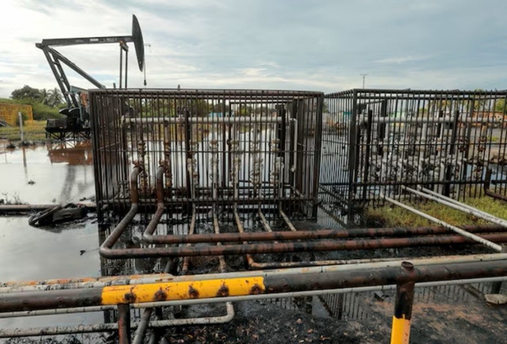 Hình ảnh các đường ống dẫn dầu và một giàn bơm dầu tại một mỏ dầu gần hồ Maracaibo, ở Cabimas, Venezuela. Ảnh: Reuters