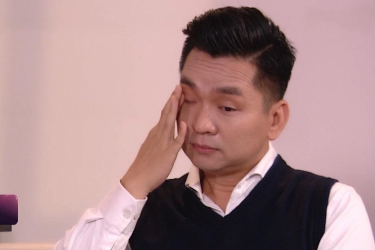 MC Hạnh Phúc khóc trên sóng truyền hình.