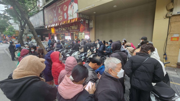 Người mua vàng xếp hàng dài, tràn xuống lòng đường trong sáng ngày 6/1.&nbsp;Ảnh: Thái Nguyễn