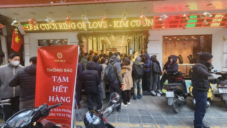Chưa đến 9 giờ sáng mở cửa hàng, Phú Quý đã thông báo tạm hết hàng.&nbsp;Ảnh: Thái Nguyễn