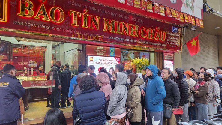 Cơ sở vàng Bảo Tín Minh Châu vừa mở cửa lúc 9 giờ thì khoảng 30 phút sau đã trưng biển "tạm hết hàng". Ảnh: Thái Nguyễn