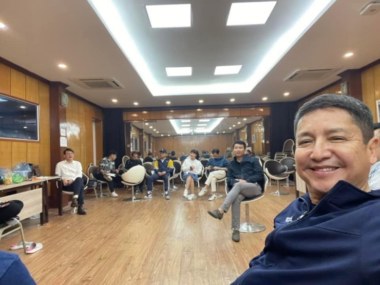 Bức ảnh ghi lại hậu trường tập Táo Quân của Nghệ sĩ Ưu tú Chí Trung. Ảnh: VTV