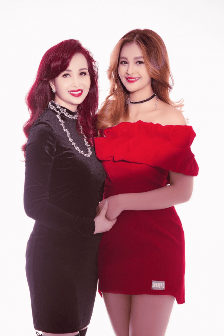 Diệu Ly 28 tuổi, là con gái thứ hai của Hoa hậu Việt Nam 1994 Diệu Hoa và chồng Ấn Độ - doanh nhân Maneesh Dane. Mới đây, cô trải qua nhiều vòng thi tuyển, phỏng vấn để vào làm việc tại trụ sở chính của hãng Apple Canada. Trước đó, Diệu Ly có thời gian làm việc cho Google ở Singapore.