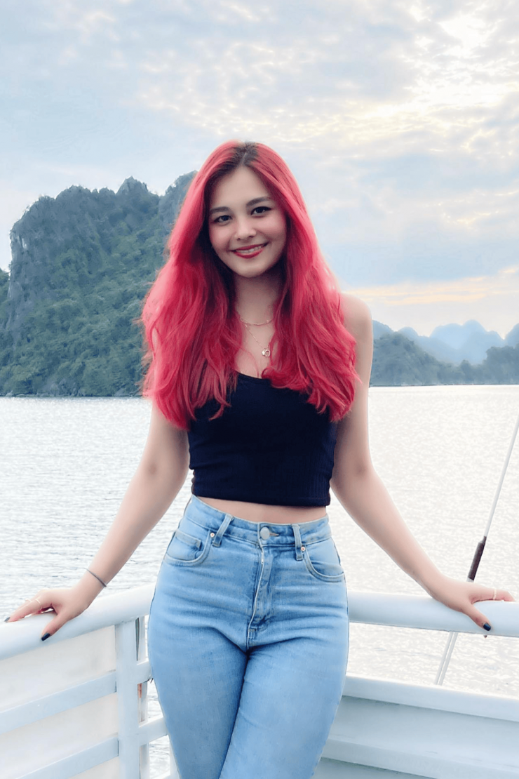 Ngoài đời, cô chuộng các trang phục năng động như quần jeans, áo crop-top.