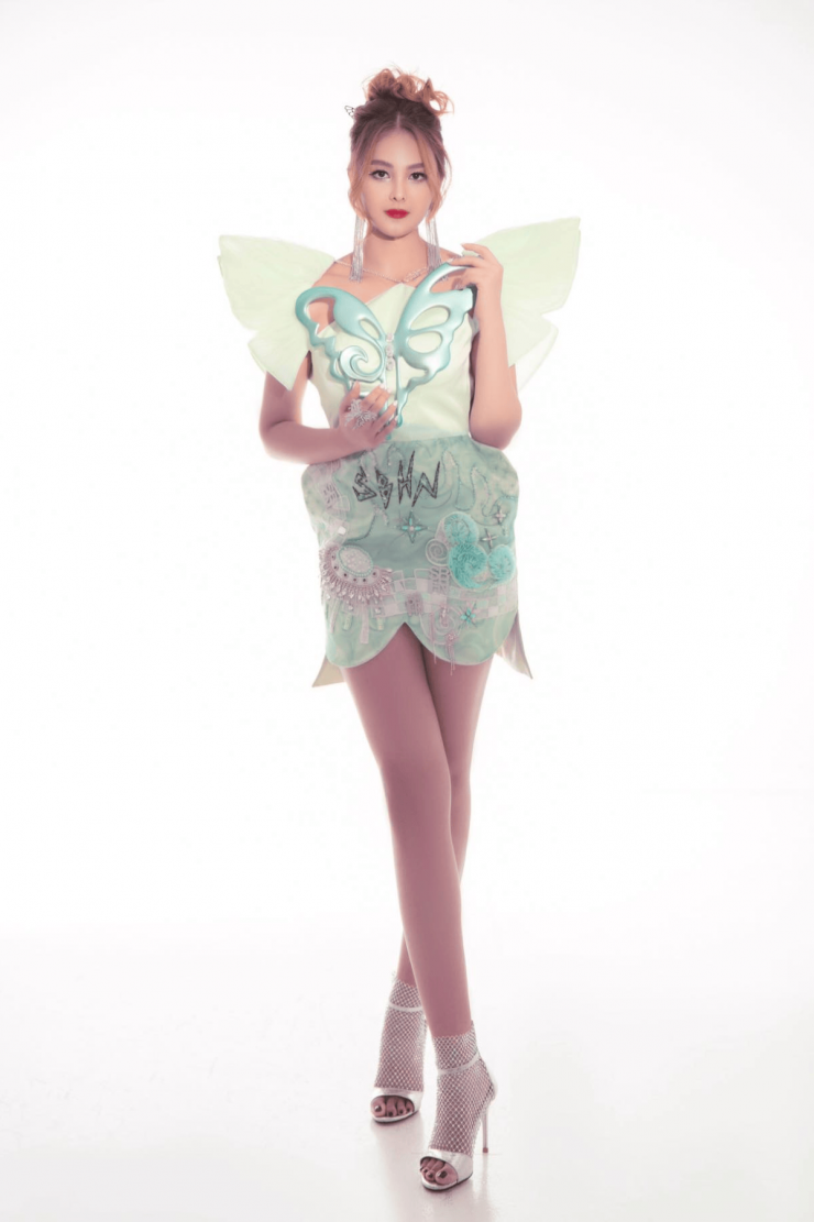 Cô làm mẫu ảnh, giới thiệu trang phục của nhà thiết kế Hòa Nguyễn.