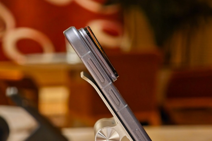 Điện thoại Robot Phone được bán vào tháng 3 - 1