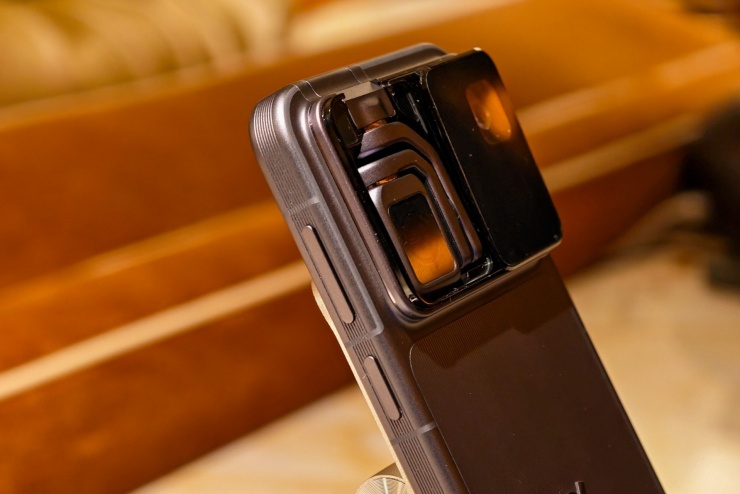 Điện thoại Robot Phone được bán vào tháng 3 - 2