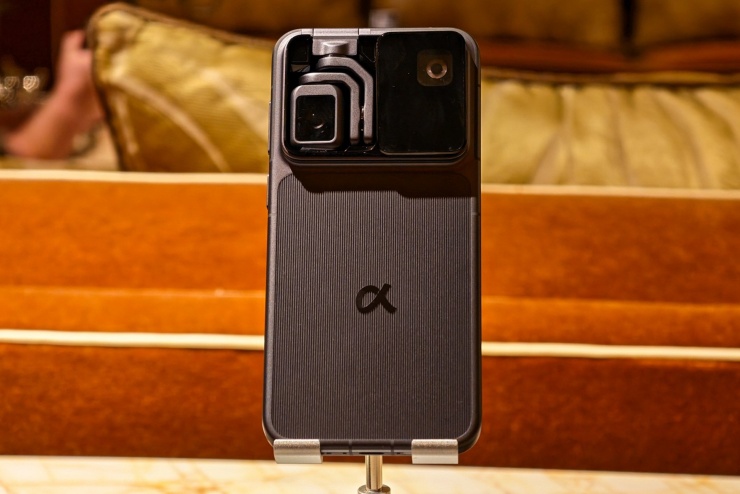 Điện thoại Robot Phone được bán vào tháng 3 - 3