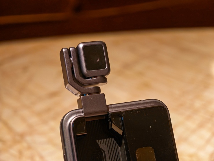 Điện thoại Robot Phone được bán vào tháng 3 - 5