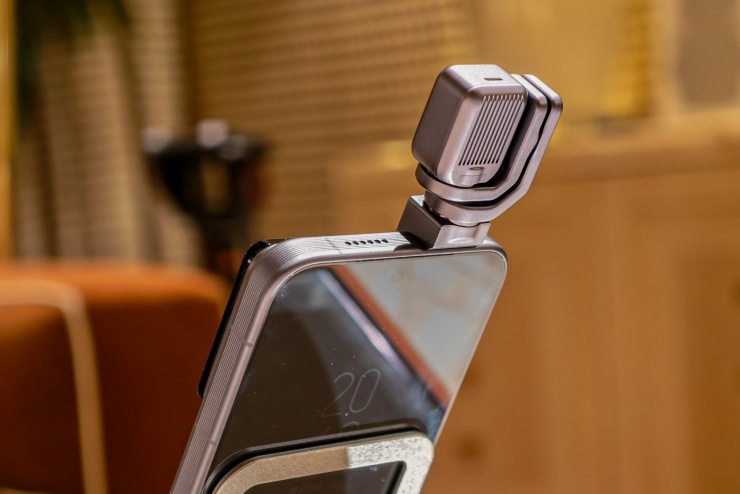 Điện thoại Robot Phone được bán vào tháng 3 - 6