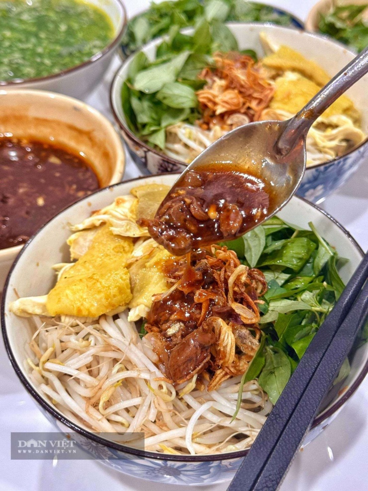 Rưới nước sốt vào chuẩn bị trộn