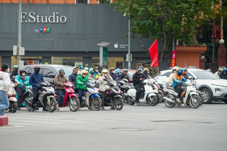 Thông tin từ trung tâm Dự báo Khí tượng Thủy văn Quốc gia, tối 5/1, không khí lạnh tăng cường ảnh hưởng đến các tỉnh, thành miền Bắc khiến thời tiết Hà Nội chuyển rét nhanh khiến ai ra đường vào sáng nay (6/1) cũng phải co ro.