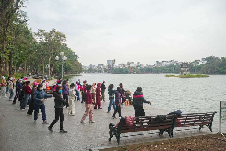 Ghi nhận của PV, nhiều tuyến phố Thủ đô mờ sương từ sớm, trời nhiều mây không mưa, nhưng nền nhiệt độ giảm sâu, mức 12-14 độ C nên ai cũng cảm nhận rõ cái rét đậm.