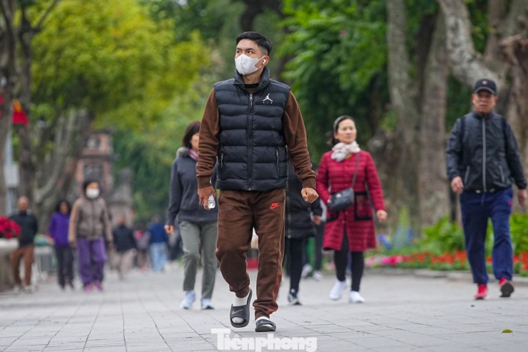 Hà Nội lạnh nhất từ đầu mùa đông, mặc nhiều lớp áo vẫn rét run - 3