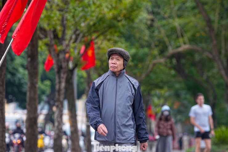 Nhiều người lớn tuổi vẫn ra đường tập thể dục buổi sáng sớm.