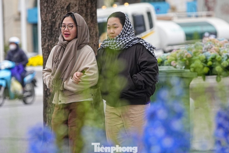 Mặc dù mặc nhiều lớp áo nhưng nhiều người vẫn vừa đi vừa run.