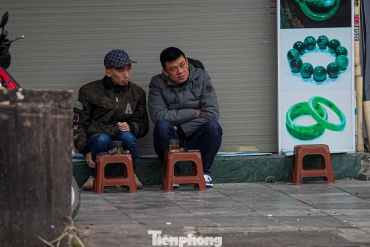 Hà Nội lạnh nhất từ đầu mùa đông, mặc nhiều lớp áo vẫn rét run - 8