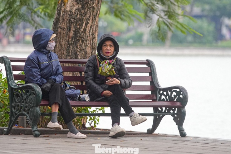 Ngồi co ro bên bờ hồ Hoàn Kiếm.