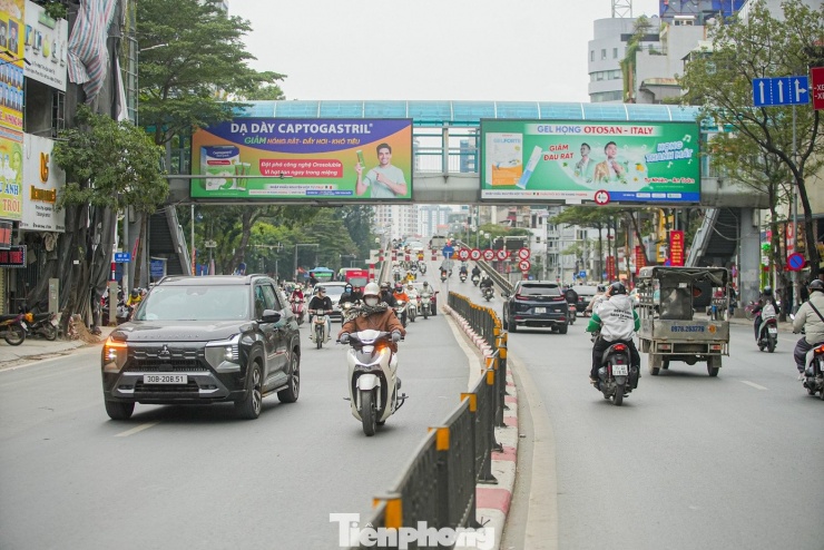 Những người điều khiển xe máy cảm nhận rõ cái lạnh sâu nhất từ đầu mùa đông đến giờ.