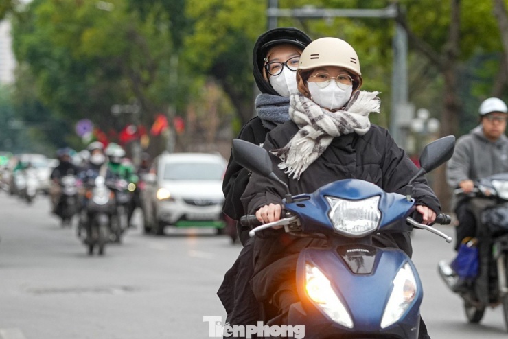 Hà Nội lạnh nhất từ đầu mùa đông, mặc nhiều lớp áo vẫn rét run - 14