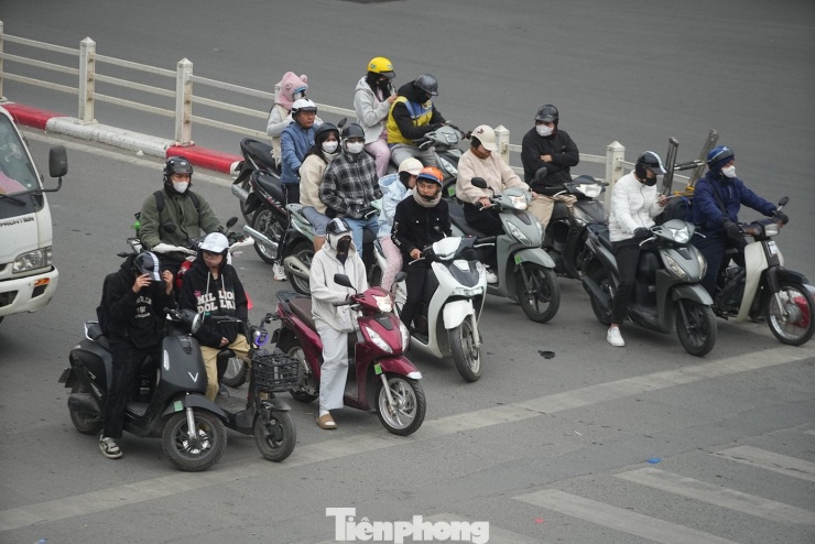 Dưới thời tiết rét buốt, ai ra đường cũng như "ninja".