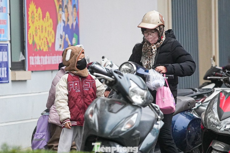 Học sinh đến trường với trang phục ấm áp.