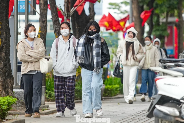 Sinh viên đến trường vừa đi vừa run mặc dù mặc nhiều lớp áo.