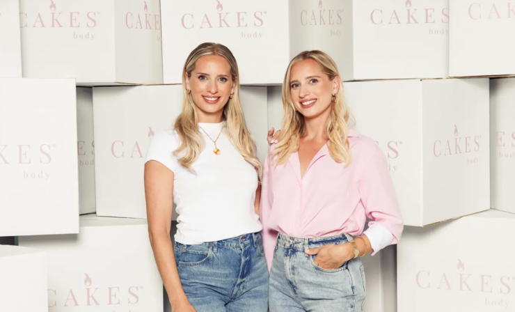 Hai chị em sinh đôi Taylor Capuano và Casey Sarai, đồng sáng lập Cakes Body. Ảnh: Cakes Body/CNBC