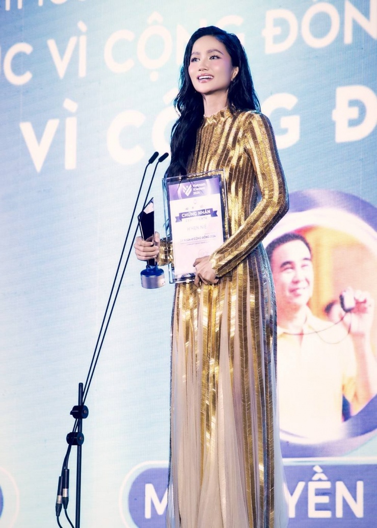 H'Hen Niê kỷ niệm 8 năm đăng quang Hoa hậu Hoàn vũ Việt Nam - 3