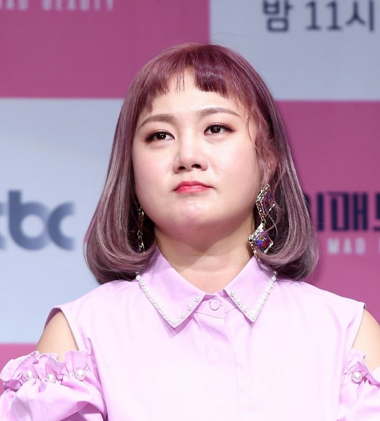 MC, nữ danh hài Hàn Quốc Park Na Rae. Cô bị cáo buộc bắt nạt nơi làm việc, tiêm thuốc trái phép, chậm trả lương.