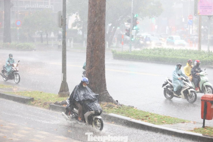 Nước ngập trên đường Trần Hưng Đạo, phường Cầu Ông Lãnh do mưa lớn.