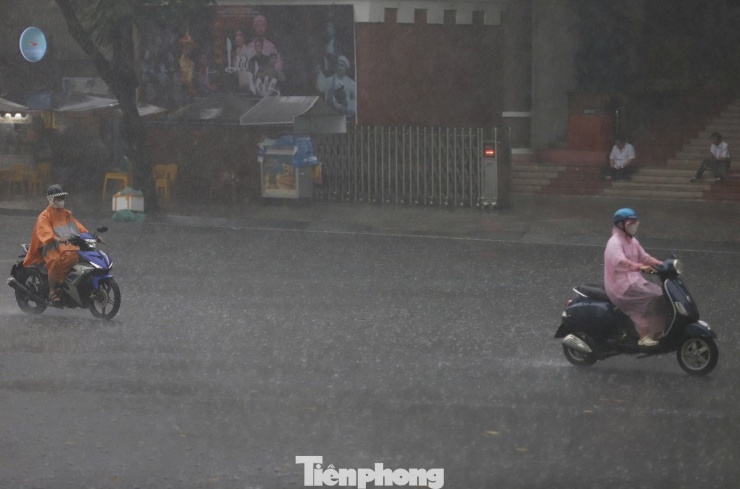 Mưa trắng trời khiến tầm nhìn giảm.