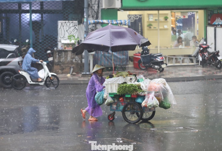 Đến gần 16h, khu vực trung tâm TPHCM vẫn tiếp tục mưa lớn.