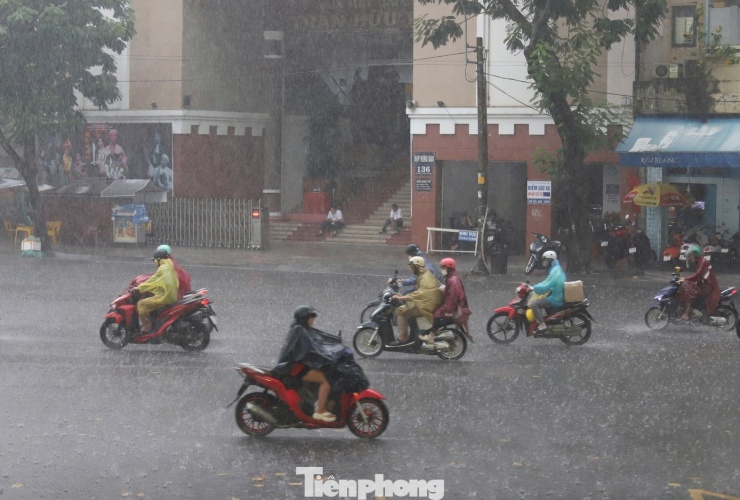 Mưa trắng trời kèm dông sét, người dân TPHCM bật đèn xe giữa ban ngày để di chuyển - 8