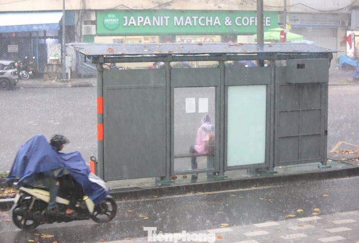 Mưa trắng trời kèm dông sét, người dân TPHCM bật đèn xe giữa ban ngày để di chuyển - 7