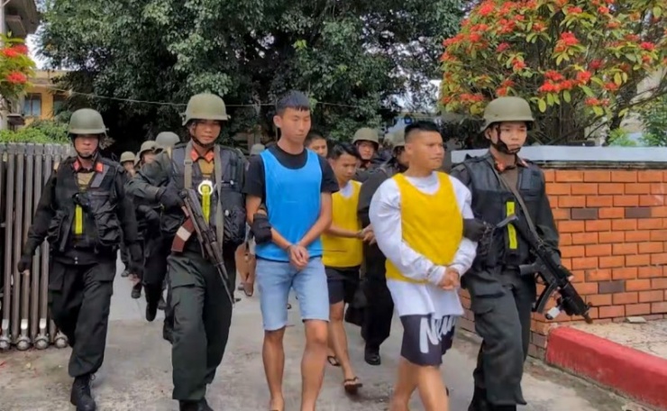 Công an Việt Nam phối hợp với phía Campuchia tiếp nhận các công dân Việt Nam tại cửa khẩu Mộc Bài (Tây Ninh)