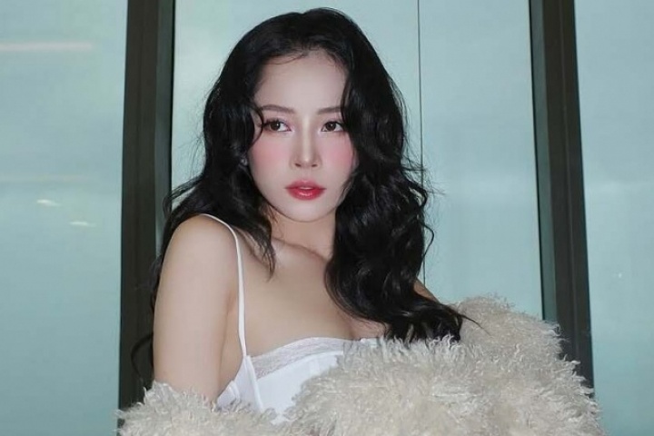 Bộ sưu tập áo lông đủ sắc màu của Chi Pu