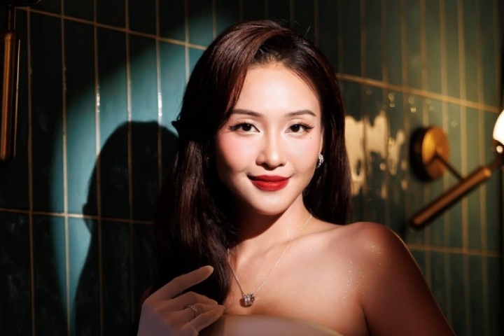 Khả Ngân khoe vẻ gợi cảm tại sự kiện