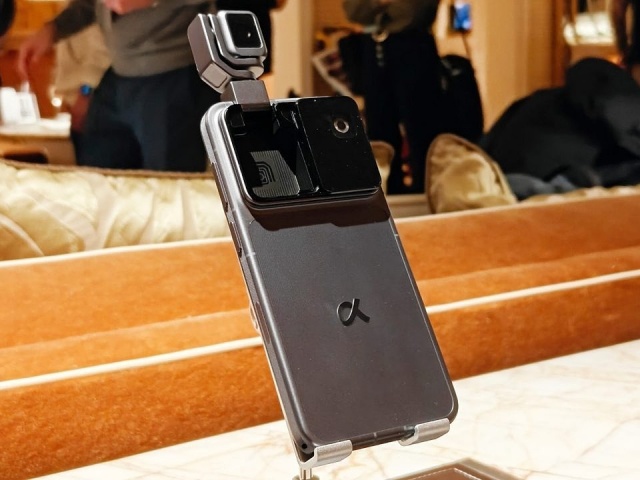 Điện thoại Robot Phone được bán vào tháng 3