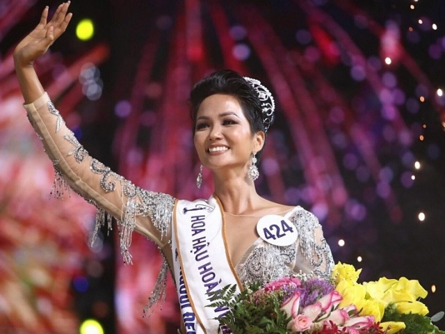 H'Hen Niê kỷ niệm 8 năm đăng quang Hoa hậu Hoàn vũ Việt Nam