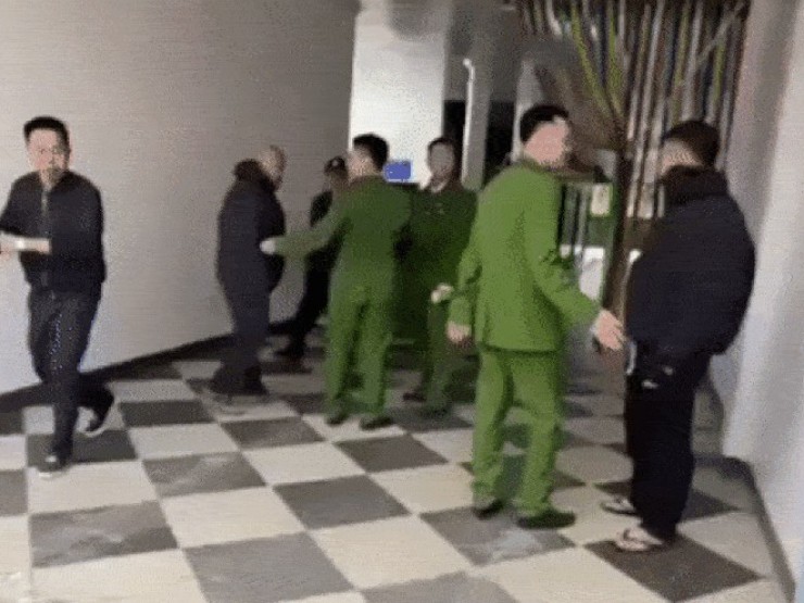 Hà Nội: 2 khách nam làm việc với công an sau màn cãi vã với chủ nhà nghỉ vì chiếc chăn
