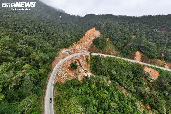 Đèo Khánh Lê và những vệt núi ‘chảy’ ám ảnh sau thảm kịch 6 người chết - 2