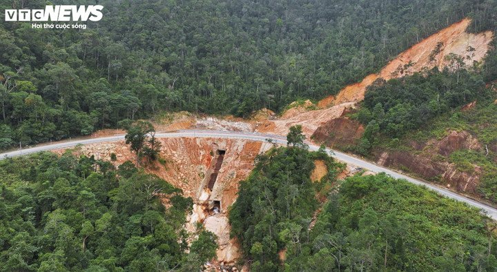 Đèo Khánh Lê và những vệt núi ‘chảy’ ám ảnh sau thảm kịch 6 người chết - 3