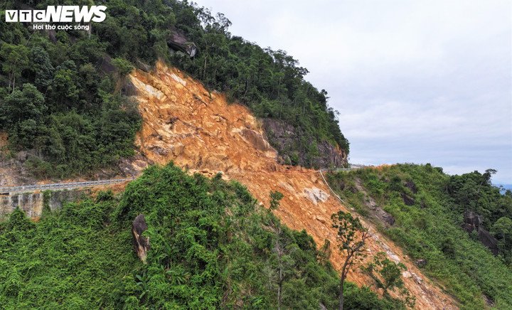 Đèo Khánh Lê và những vệt núi ‘chảy’ ám ảnh sau thảm kịch 6 người chết - 4